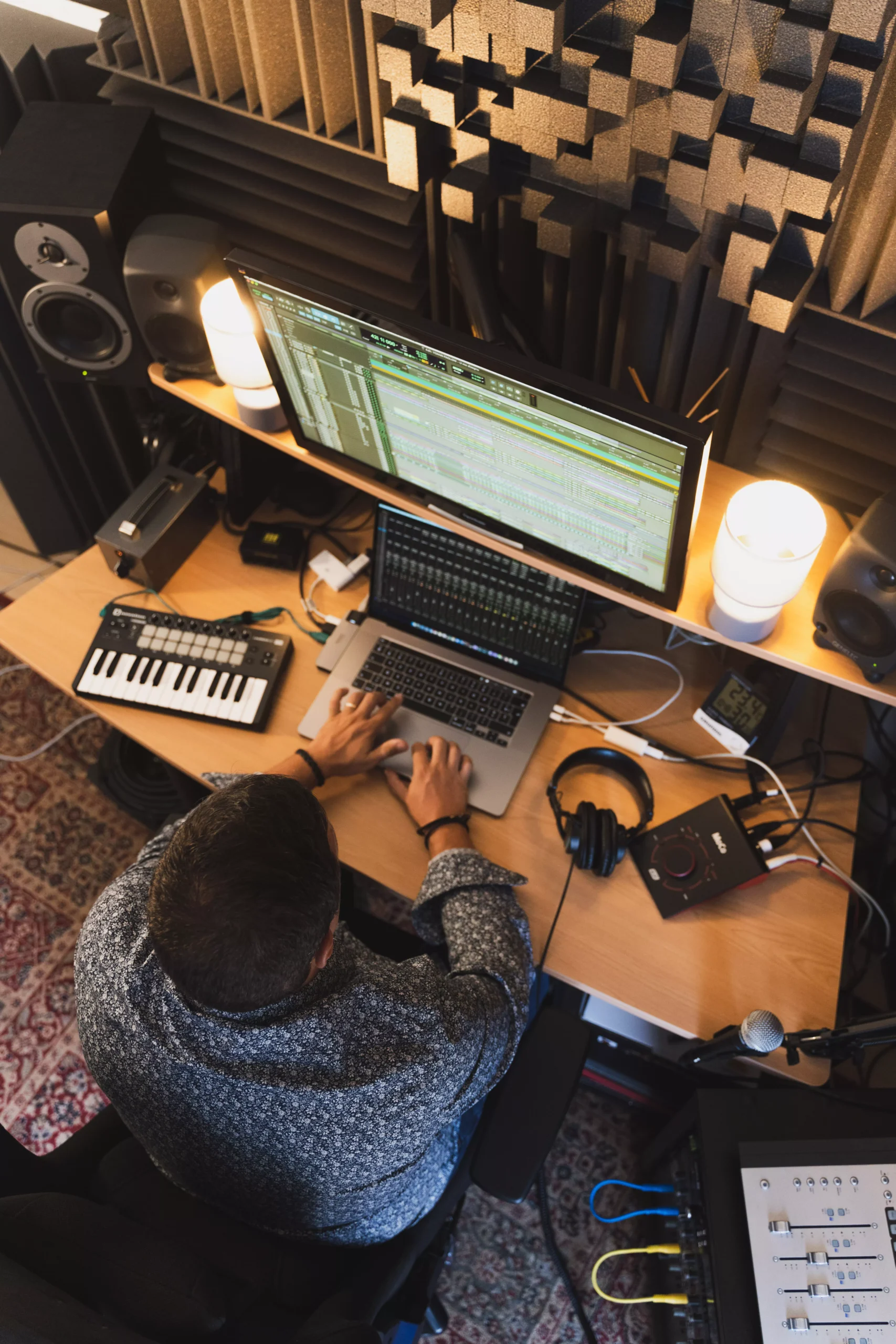 Session de production et de mixage dans la régie d'Atom Studio