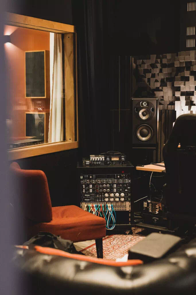 Prise de voix en cabine à Atom Studio