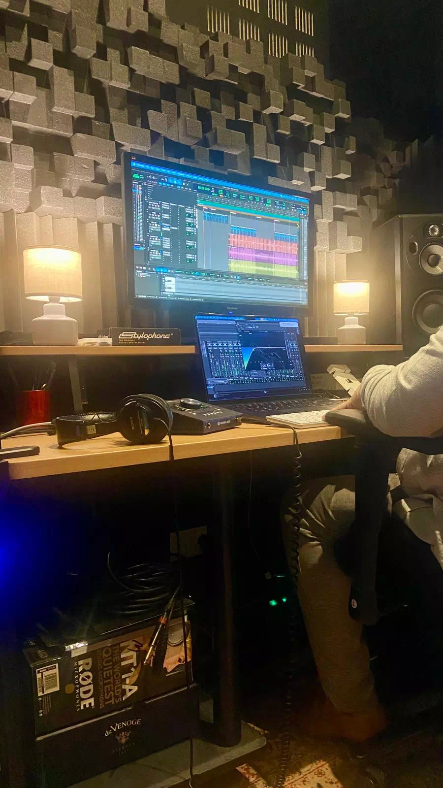 Régie d'Atom Studio avec la station de mixage et les moniteurs