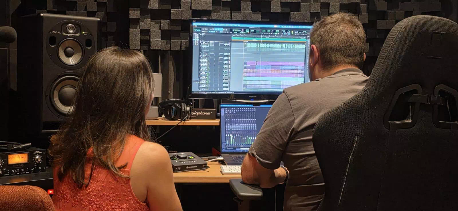 Travail d'arrangement entre artistes et ingénieur du son à Atom Studio